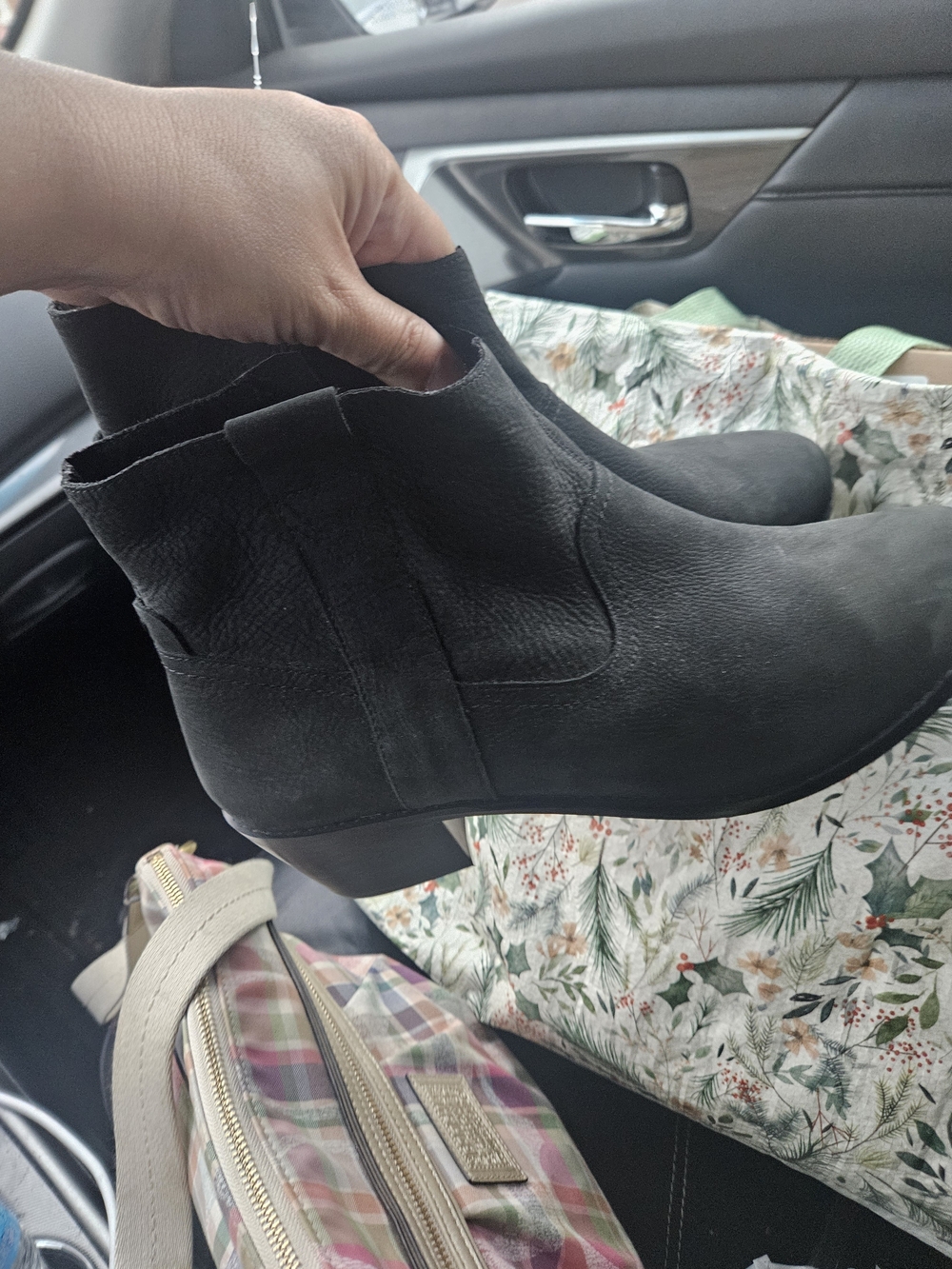 Vionic Classic Black Chelsea Ankle Boots - Women's 11